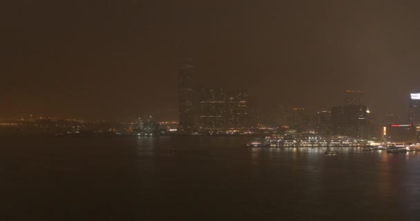 Ville nocturne, gratte-ciel et bâtiments avec éclairage . — Video