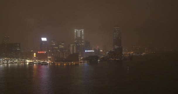 Ciudad nocturna, rascacielos y edificios con iluminación . — Vídeo de stock
