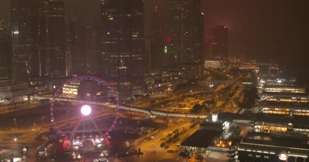 Cidade noturna, arranha-céus e edifícios com iluminação . — Vídeo de Stock