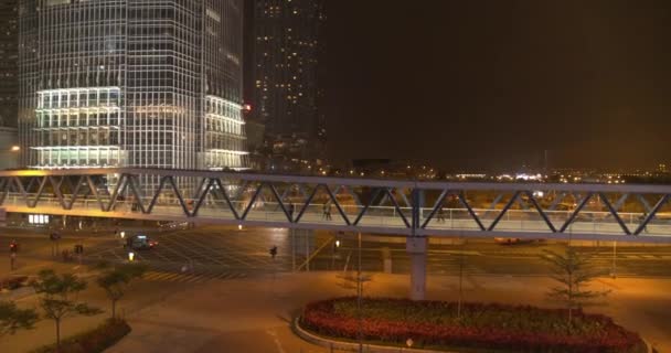 夜间城市, 摩天大楼和建筑与照明. — 图库视频影像