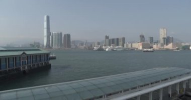 Metropolis'te gezi. Sahilde gökdelenler.