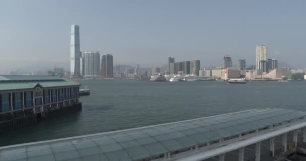 Promenade in the metropolis. Skyscrapers on the beach. — Stock Video