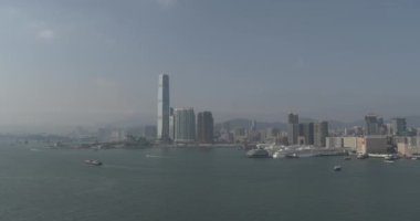 Metropolis'te gezi. Sahilde gökdelenler.