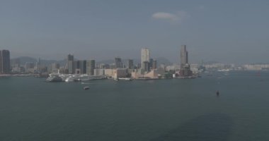 Metropolis'te gezi. Sahilde gökdelenler.