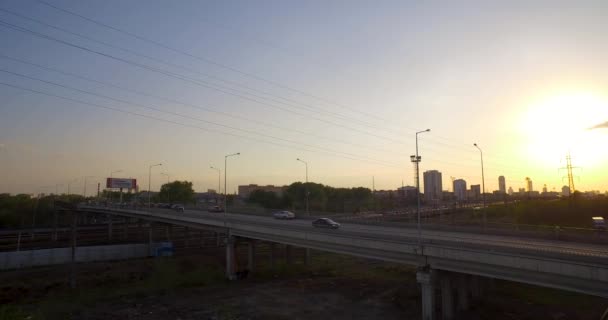 Verkeersbrug. Avond verkeer bij zonsondergang. — Stockvideo