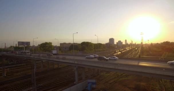 Straßenbrücke. Abendverkehr bei Sonnenuntergang. — Stockvideo