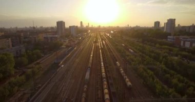 Yolu köprüsü. Sunset akşam trafik.