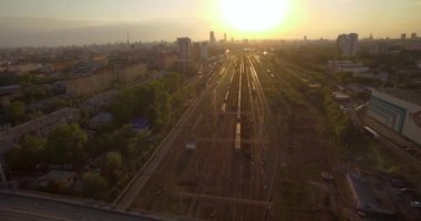Yolu köprüsü. Sunset akşam trafik.