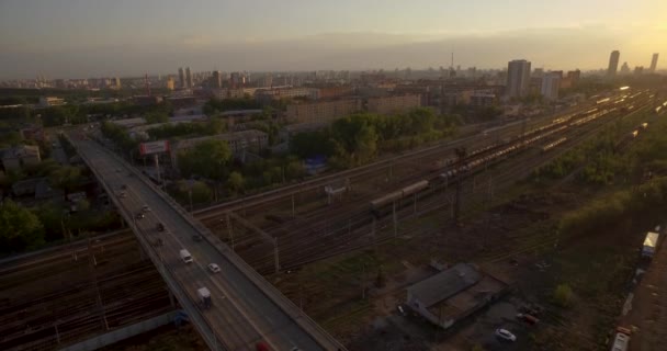 Verkeersbrug. Avond verkeer bij zonsondergang. — Stockvideo