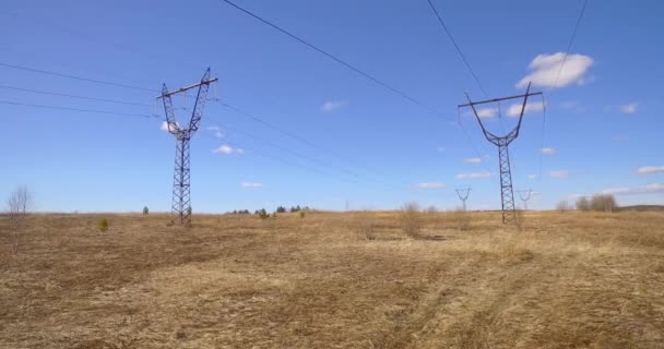 Башни с проводами — стоковое видео
