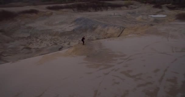 Opleiding van de bokser bij dageraad — Stockvideo