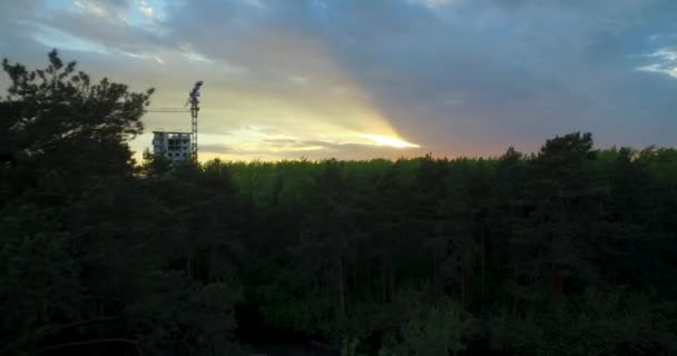 Tramonto della città sullo sfondo di boschi e costruzioni — Video Stock