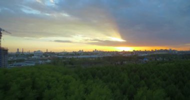 Şehir Günbatımı arka planda ormanlar ve inşaat