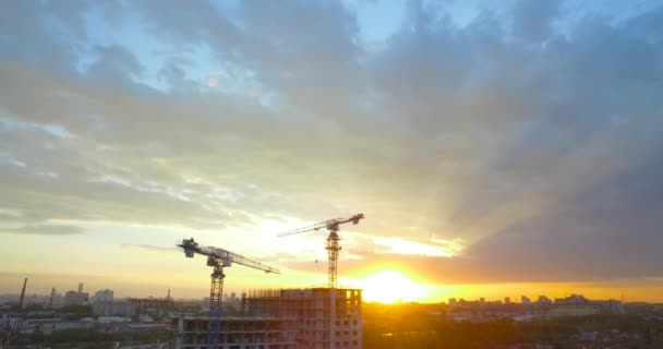 Sonnenuntergang der Stadt vor dem Hintergrund von Wäldern und Bautätigkeit — Stockvideo
