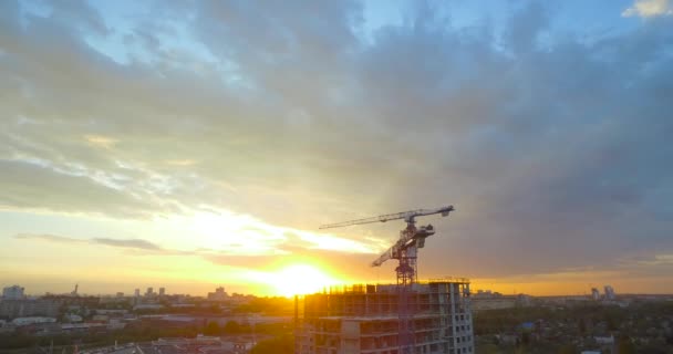 Puesta de sol de la ciudad en el fondo de los bosques y la construcción — Vídeos de Stock