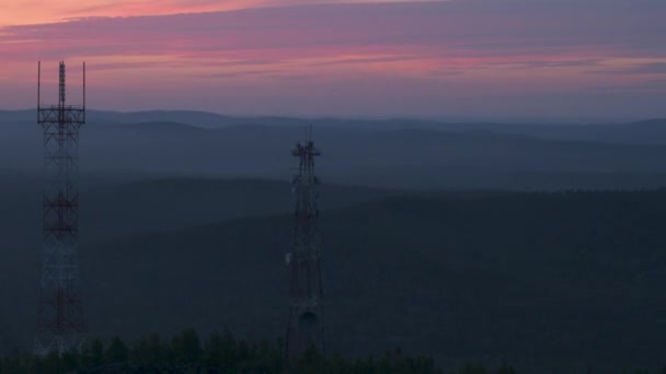 Cel toren op de berg — Stockvideo