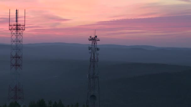 Torre celular en la montaña — Vídeos de Stock