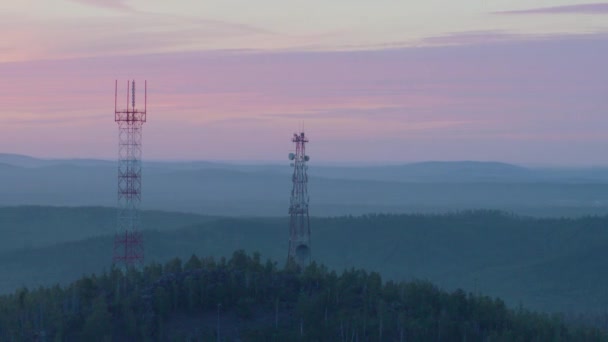 Mobilní vysílač na hoře — Stock video
