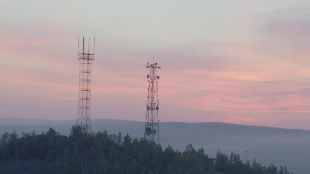 Torre celular en la montaña — Vídeo de stock