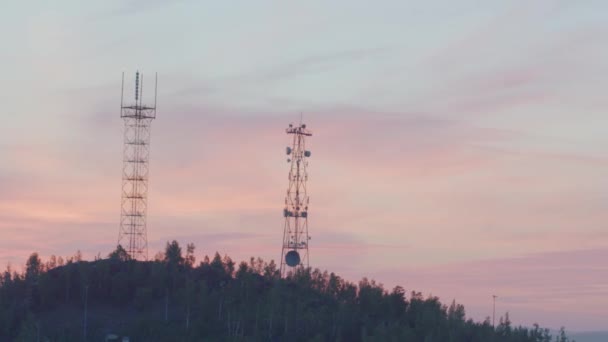 Torre celular en la montaña — Vídeo de stock