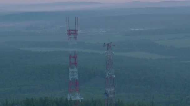 Torre celular en la montaña — Vídeos de Stock