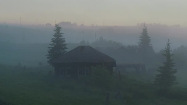 Заброшенный дом в тумане — стоковое видео