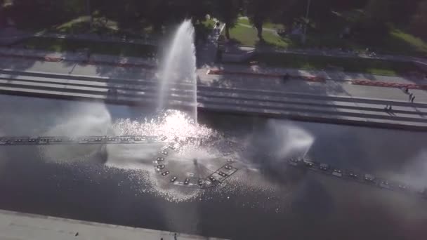 Fontana cittadina nel centro della città — Video Stock