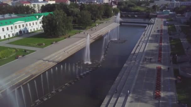 Fuente en el centro de la ciudad — Vídeos de Stock