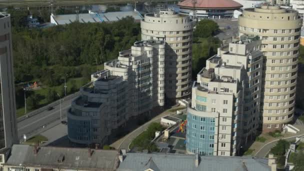 Edificios en la ciudad — Vídeo de stock