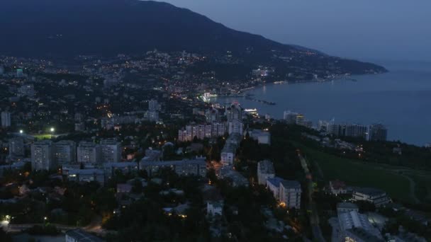 Stadt am Meer auf dem Hintergrund der Hügel — Stockvideo