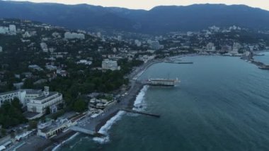 Deniz kenarında tepelerin arka plan üzerinde şehir
