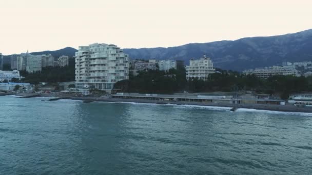 丘陵背景下的海边城市 — 图库视频影像