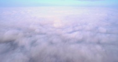 Bulutların üzerinde uçarken