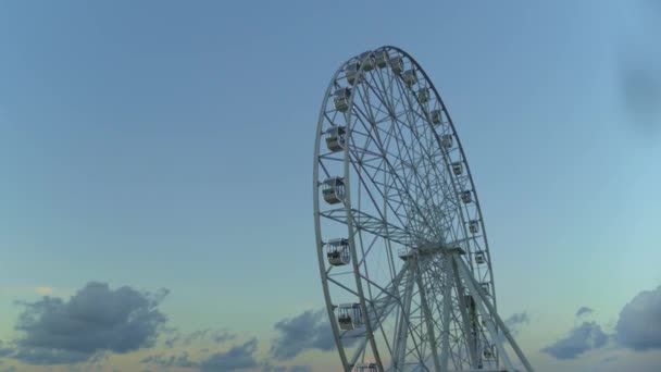 Ferris wheel on the beach — Stock Video