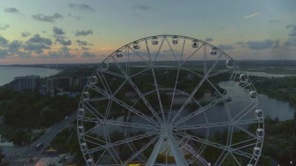 Ferris roue sur la plage — Video