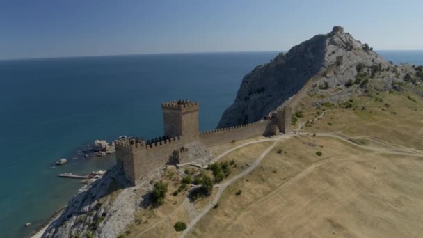 Крепость на берегу моря — стоковое видео
