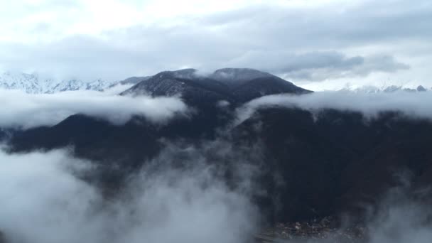 De toppen van de bergen in de wolken — Stockvideo