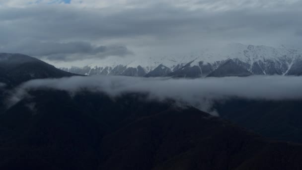 De toppen van de bergen in de wolken — Stockvideo