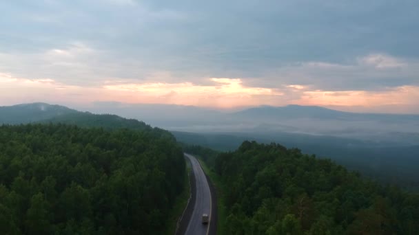 Amanecer sobre la carretera — Vídeos de Stock