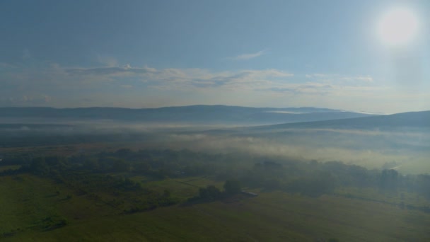 Nevoeiro matutino nas montanhas — Vídeo de Stock