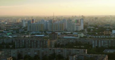 Gün batımında yaz şehir