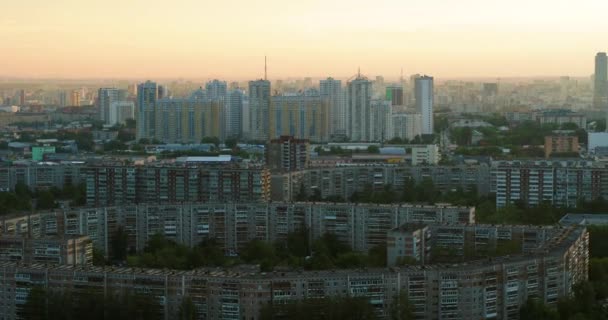 Zomer stad bij zonsondergang — Stockvideo