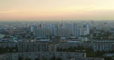 Gün batımında yaz şehir