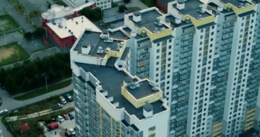 Gün batımında yaz şehir