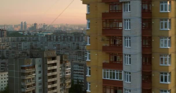 Gün batımında yaz şehir — Stok video
