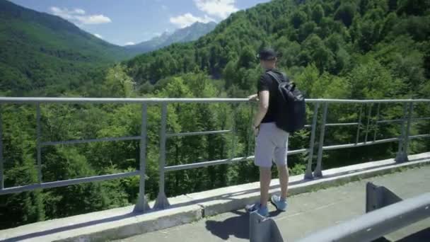 Человек фотографирует горы — стоковое видео
