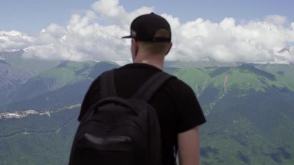 Homem olha para as montanhas — Vídeo de Stock