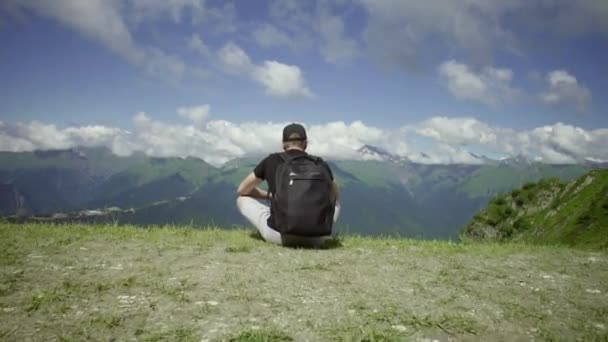 El hombre mira las montañas — Vídeos de Stock