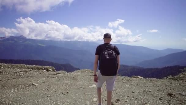 Homem Olha Para Montanhas Sochi — Vídeo de Stock