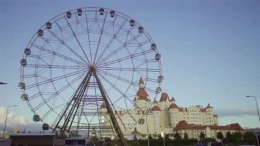 Dönme dolap Sochi eğlence parkında